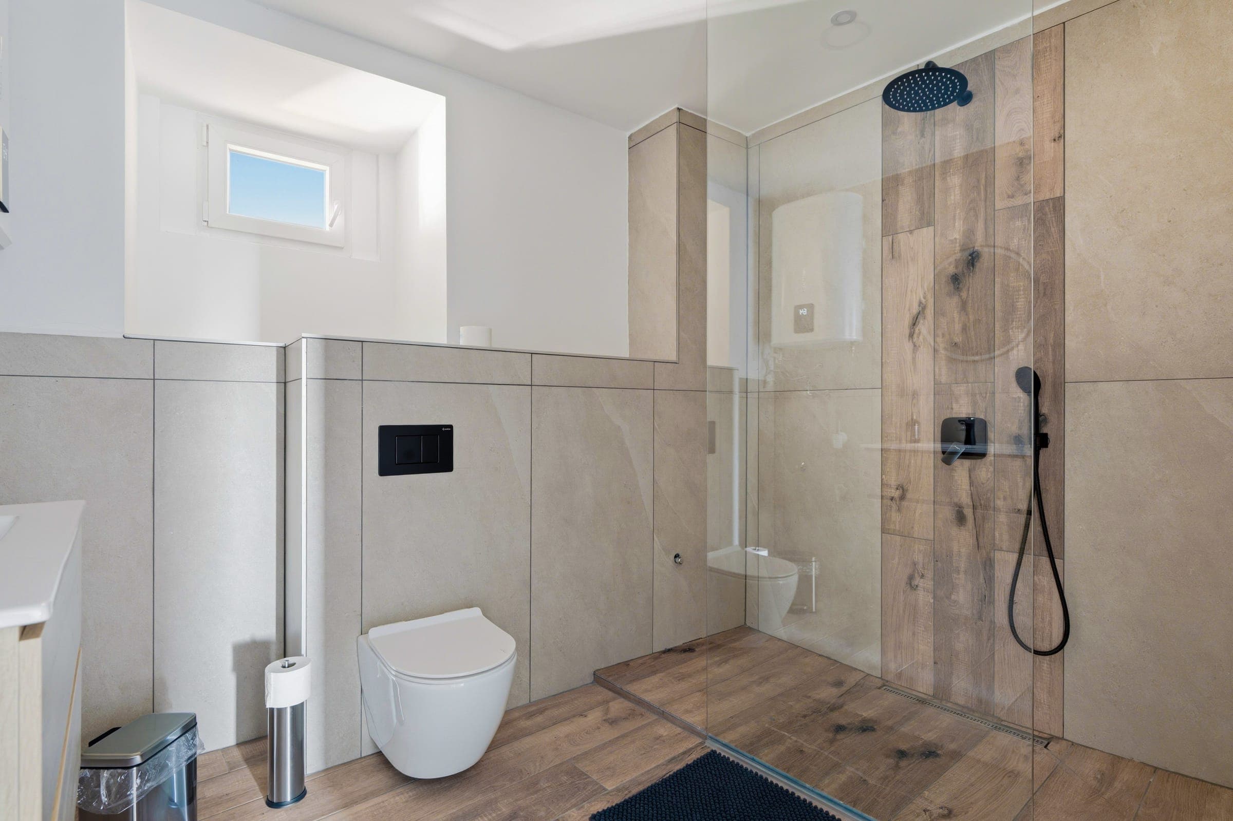 Modernes Badezimmer mit Dusche