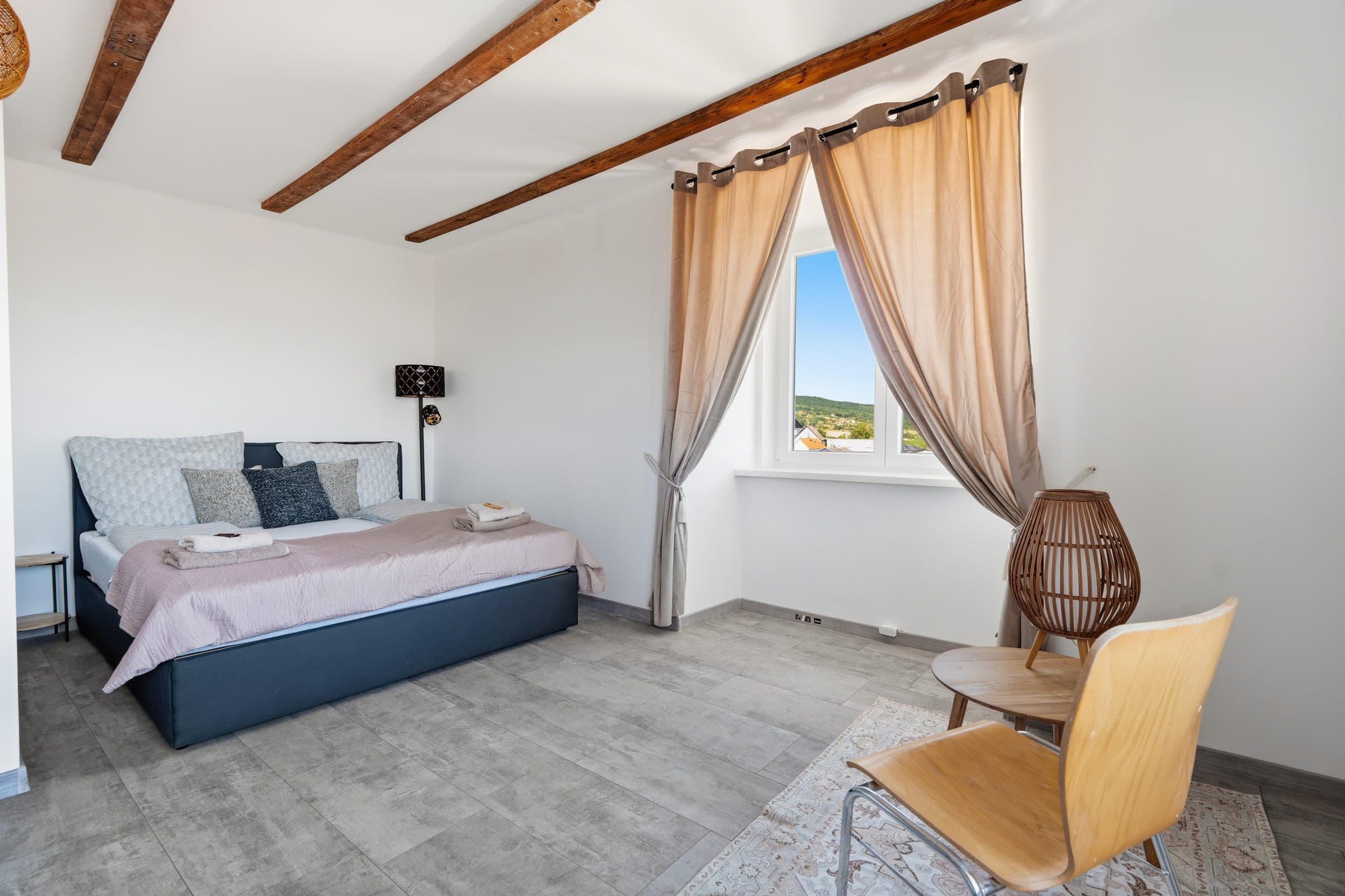 Schlafzimmer mit Blick ins Grüne
