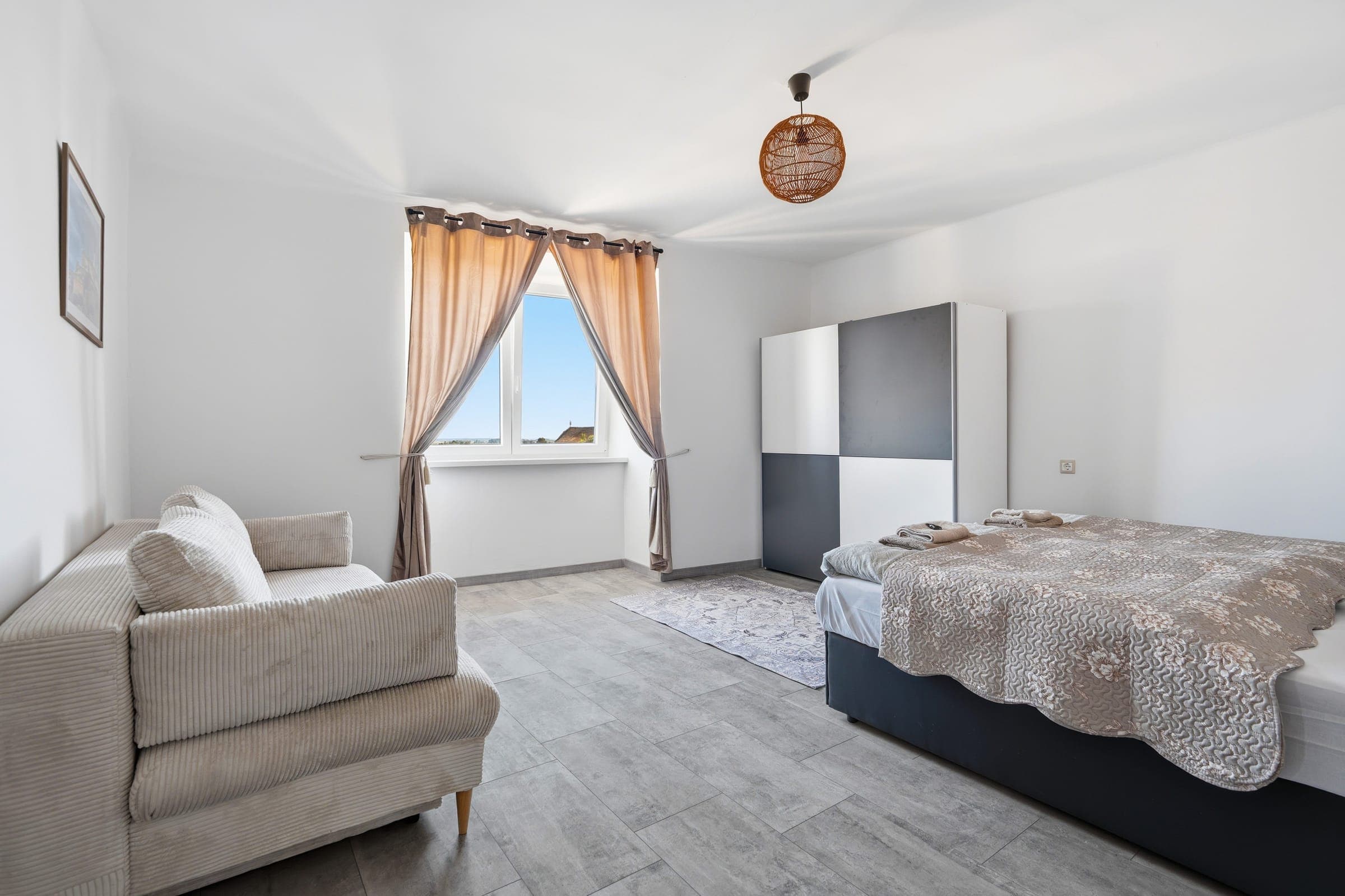 Wohnbereich mit Schlafcouch und Kleiderschrank