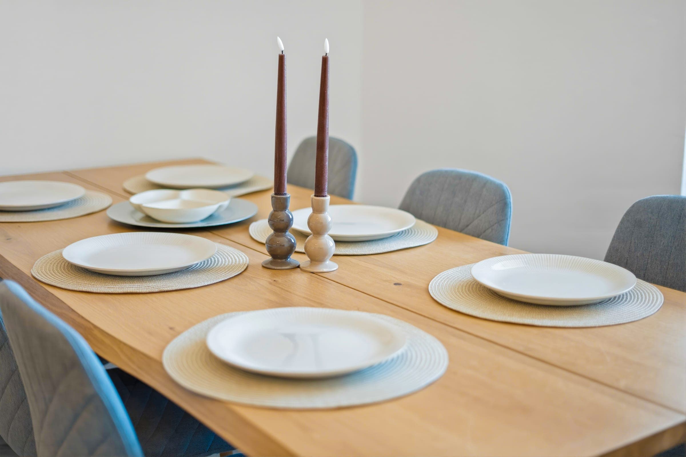 Gedeckter Esstisch mit Kerzenständern