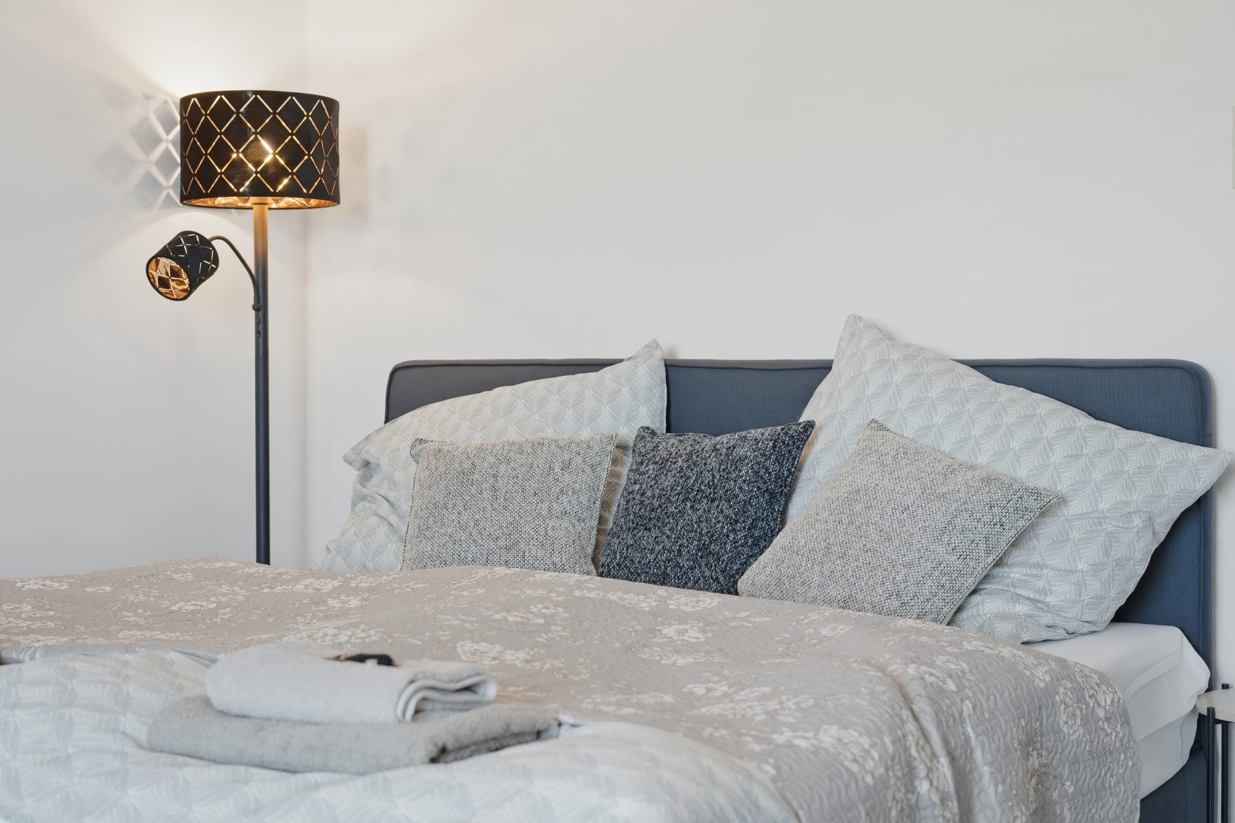 Doppelbett mit gepolstertem Kopfteil